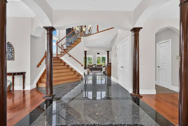62 Tradewinds DR, Barrhaven, ON K2G 6Y8