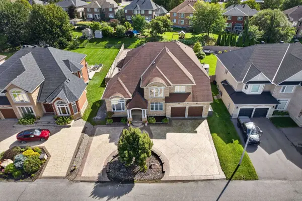 62 Tradewinds DR, Barrhaven, ON K2G 6Y8