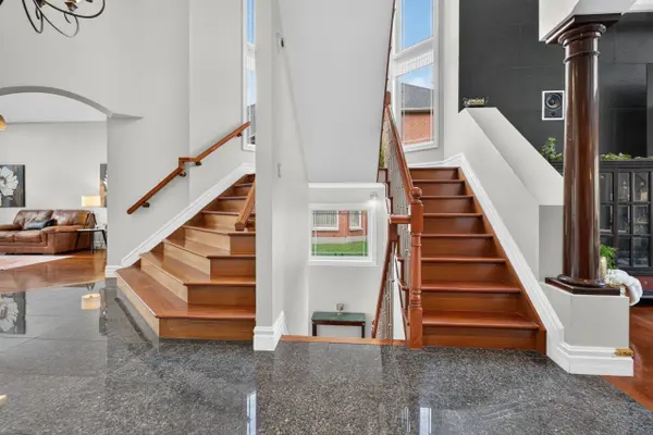 62 Tradewinds DR, Barrhaven, ON K2G 6Y8