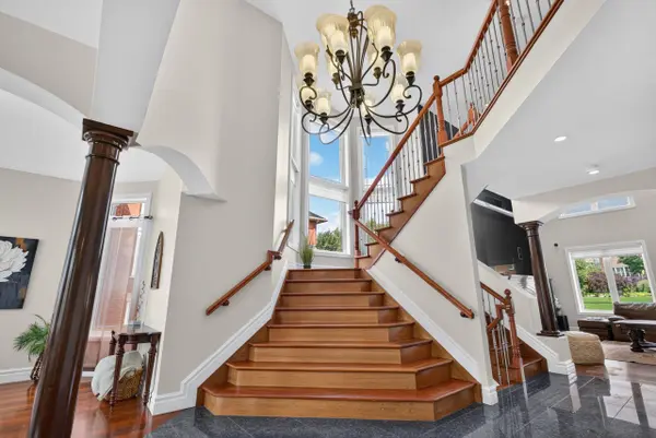 62 Tradewinds DR, Barrhaven, ON K2G 6Y8