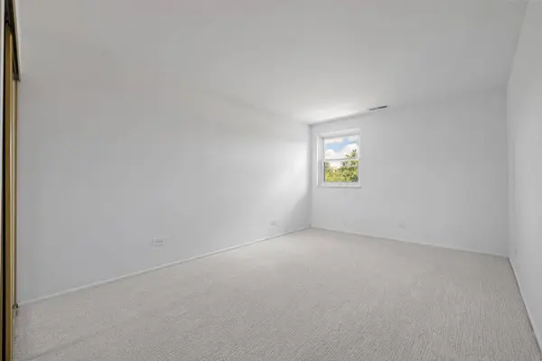1501 Darien Lake DR #305, Darien, IL 60561