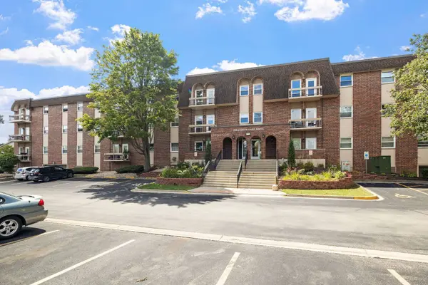 1501 Darien Lake DR #305, Darien, IL 60561