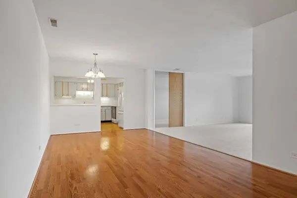 1501 Darien Lake DR #305, Darien, IL 60561