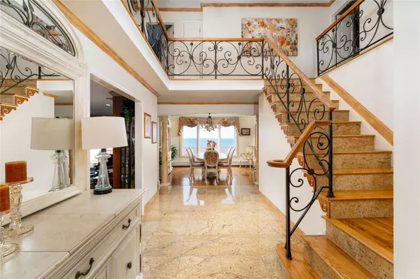 43 Oak Point DR, Bayville, NY 11709