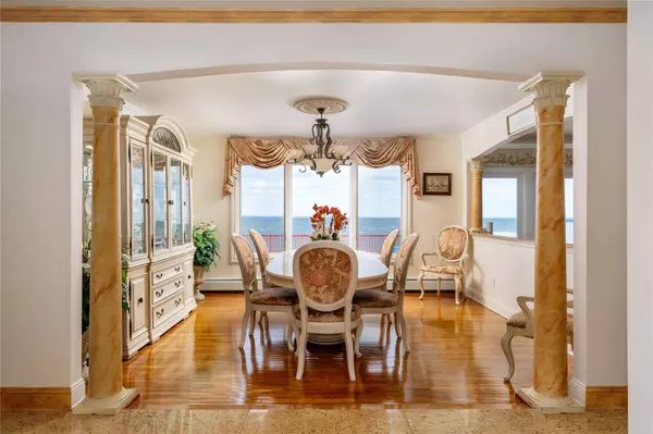 43 Oak Point DR, Bayville, NY 11709