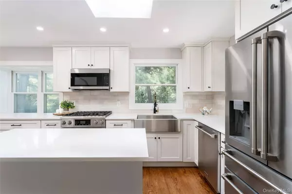 64 Brook DR, Stony Brook, NY 11790