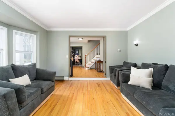 4 Rowe ST, Coram, NY 11727