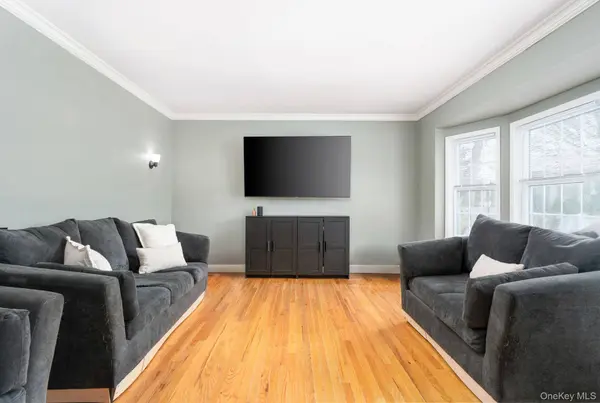 4 Rowe ST, Coram, NY 11727