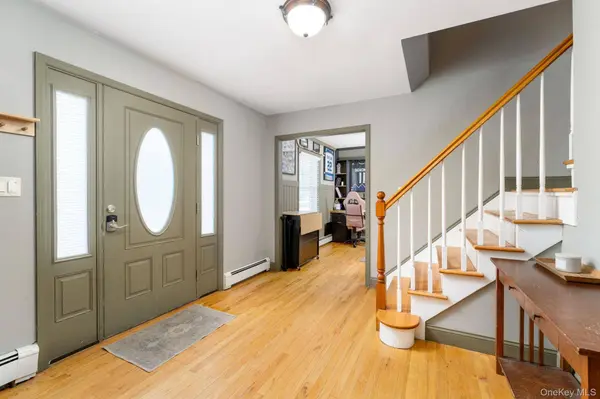 4 Rowe ST, Coram, NY 11727