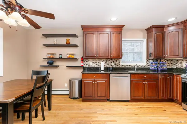 4 Rowe ST, Coram, NY 11727