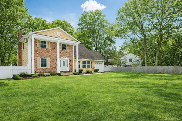 4 Rowe ST, Coram, NY 11727