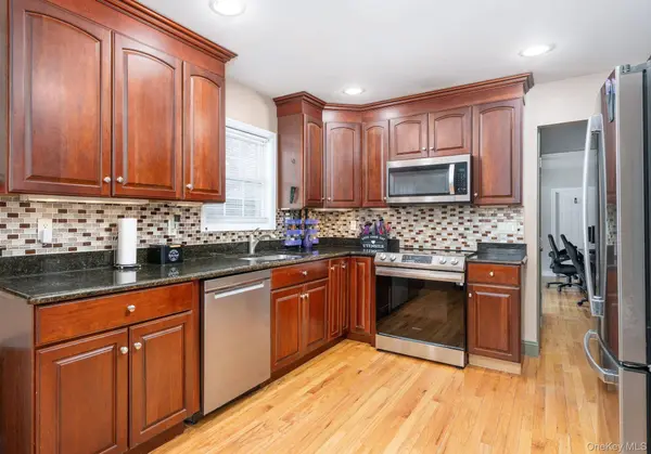 4 Rowe ST, Coram, NY 11727