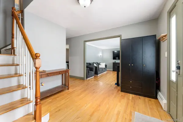 4 Rowe ST, Coram, NY 11727