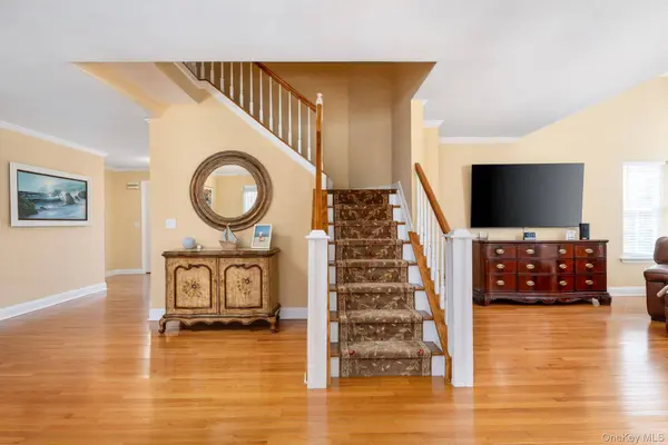 14 Vantage CT, Port Jefferson, NY 11777