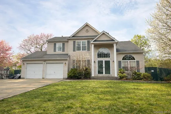 1 Daylilly CT, Middle Island, NY 11953