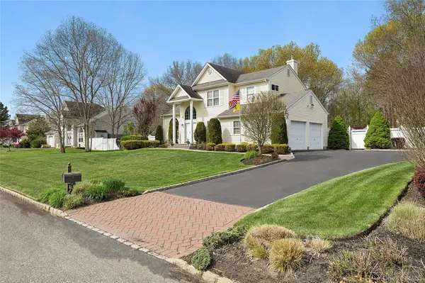 54 Winterberry DR, Middle Island, NY 11953