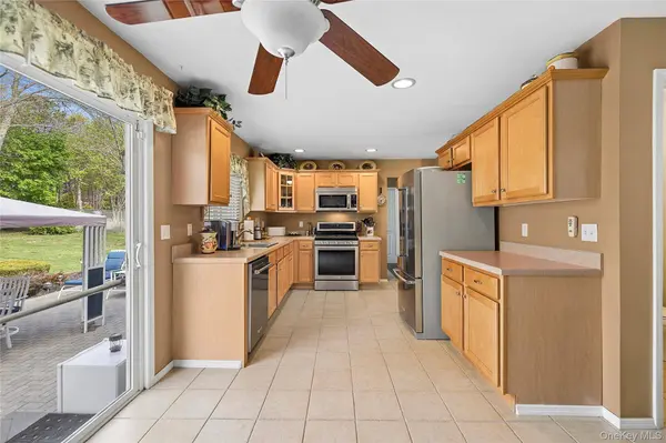 54 Winterberry DR, Middle Island, NY 11953
