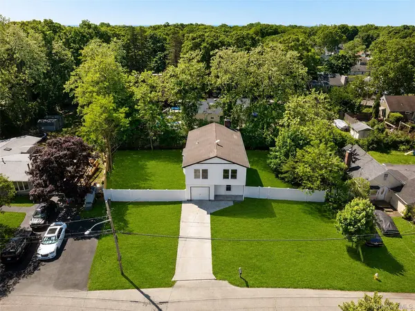 8 Brush RD, Mastic Beach, NY 11951