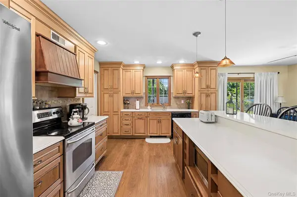 45 Winside LN, Coram, NY 11727