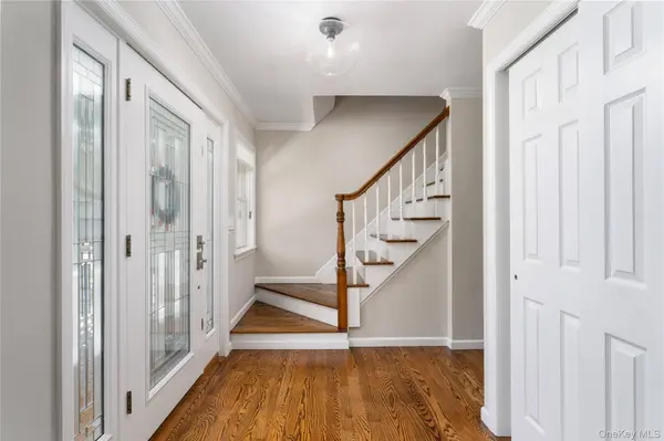 93 Chestnut ST, Mount Sinai, NY 11766