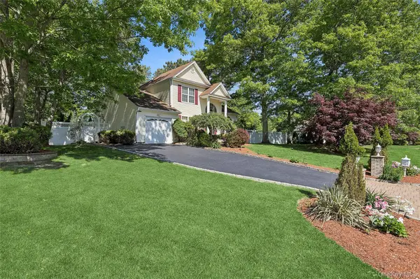 16 Winterberry DR, Middle Island, NY 11953