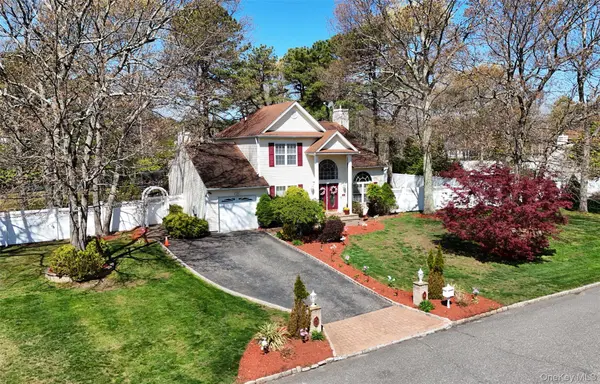 16 Winterberry DR, Middle Island, NY 11953