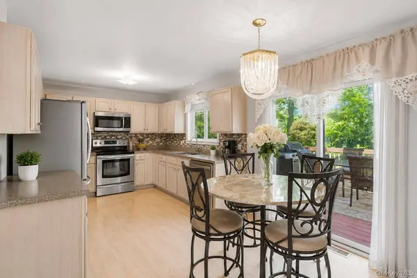 16 Winterberry DR, Middle Island, NY 11953