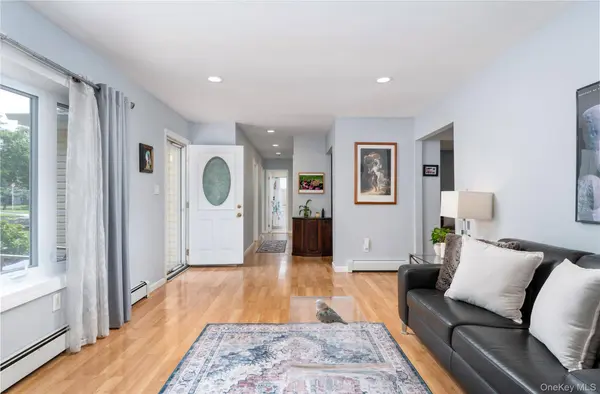 4 Shelley CT, Middle Island, NY 11953