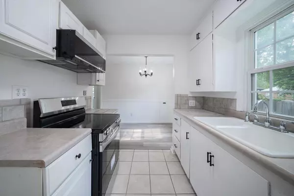 1863 S Ridgewood Dr, Wichita, KS 67218