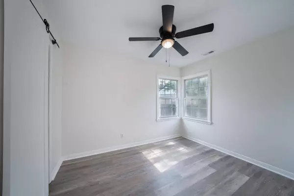 1863 S Ridgewood Dr, Wichita, KS 67218