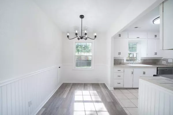 1863 S Ridgewood Dr, Wichita, KS 67218