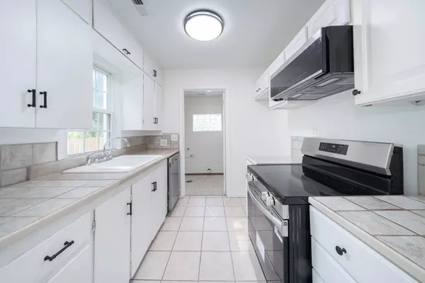 1863 S Ridgewood Dr, Wichita, KS 67218