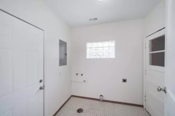 1863 S Ridgewood Dr, Wichita, KS 67218