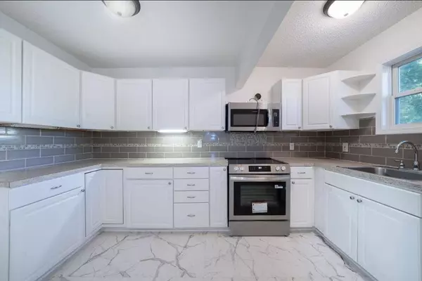 715 S Drury Ln, Wichita, KS 67207