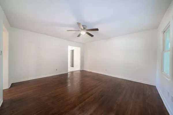 715 S Drury Ln, Wichita, KS 67207