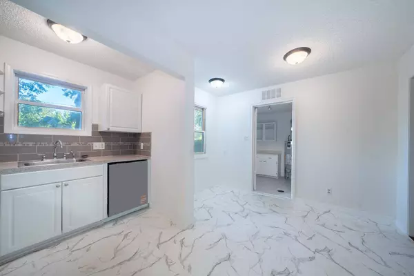 715 S Drury Ln, Wichita, KS 67207