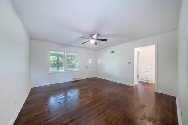 715 S Drury Ln, Wichita, KS 67207