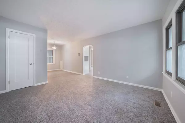 742 S Crestway St, Wichita, KS 67218