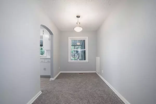 742 S Crestway St, Wichita, KS 67218