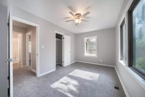 742 S Crestway St, Wichita, KS 67218