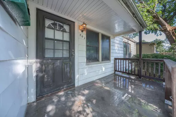 742 S Crestway St, Wichita, KS 67218