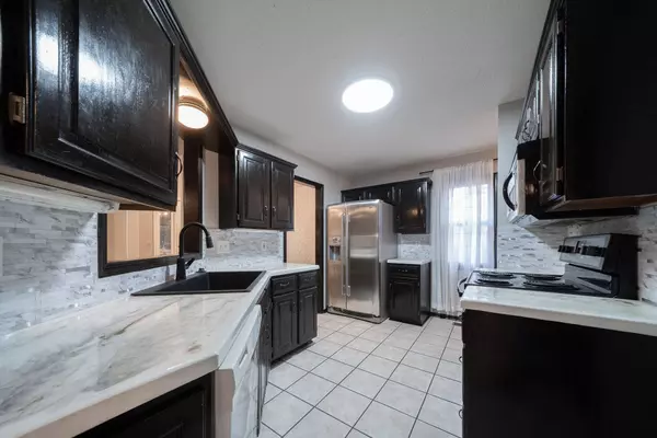 328 W 1st St, Andover, KS 67002