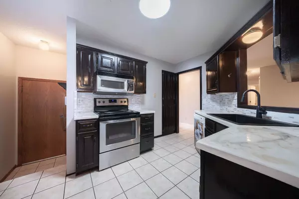 328 W 1st St, Andover, KS 67002