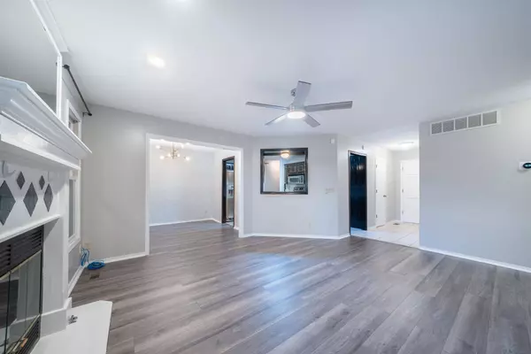 328 W 1st St, Andover, KS 67002