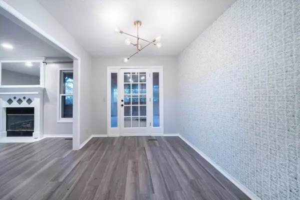 328 W 1st St, Andover, KS 67002