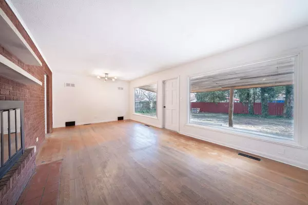 2314 S Crestway St, Wichita, KS 67218