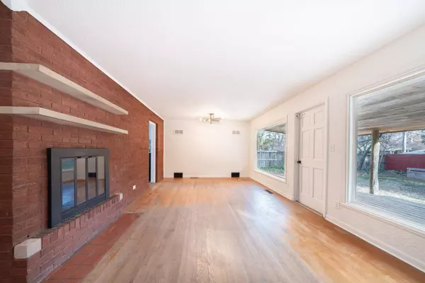 2314 S Crestway St, Wichita, KS 67218