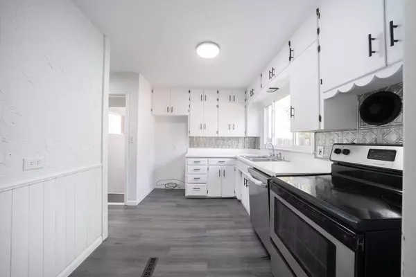 2314 S Crestway St, Wichita, KS 67218