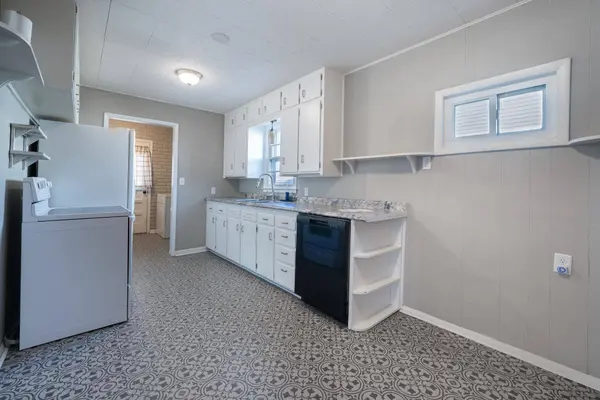 939 N Derby Ave, Derby, KS 67037