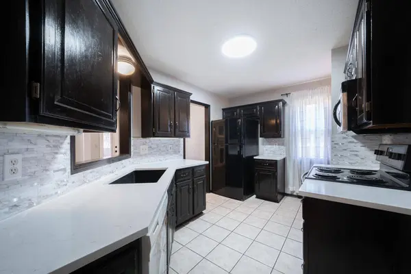 328 W 1st St, Andover, KS 67002